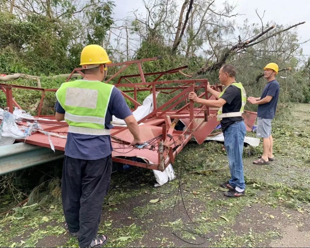 众志成城保清静 同心协力筑防地 广告公司开展抢险救灾事情